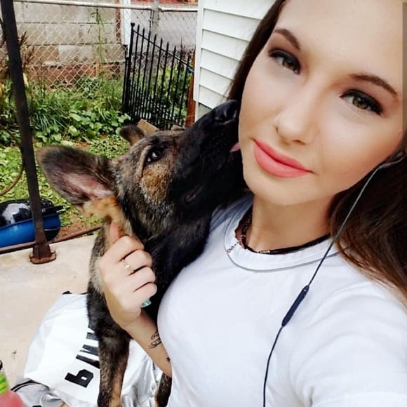 Meet your Posher, Kayla - Picture 4 of 5